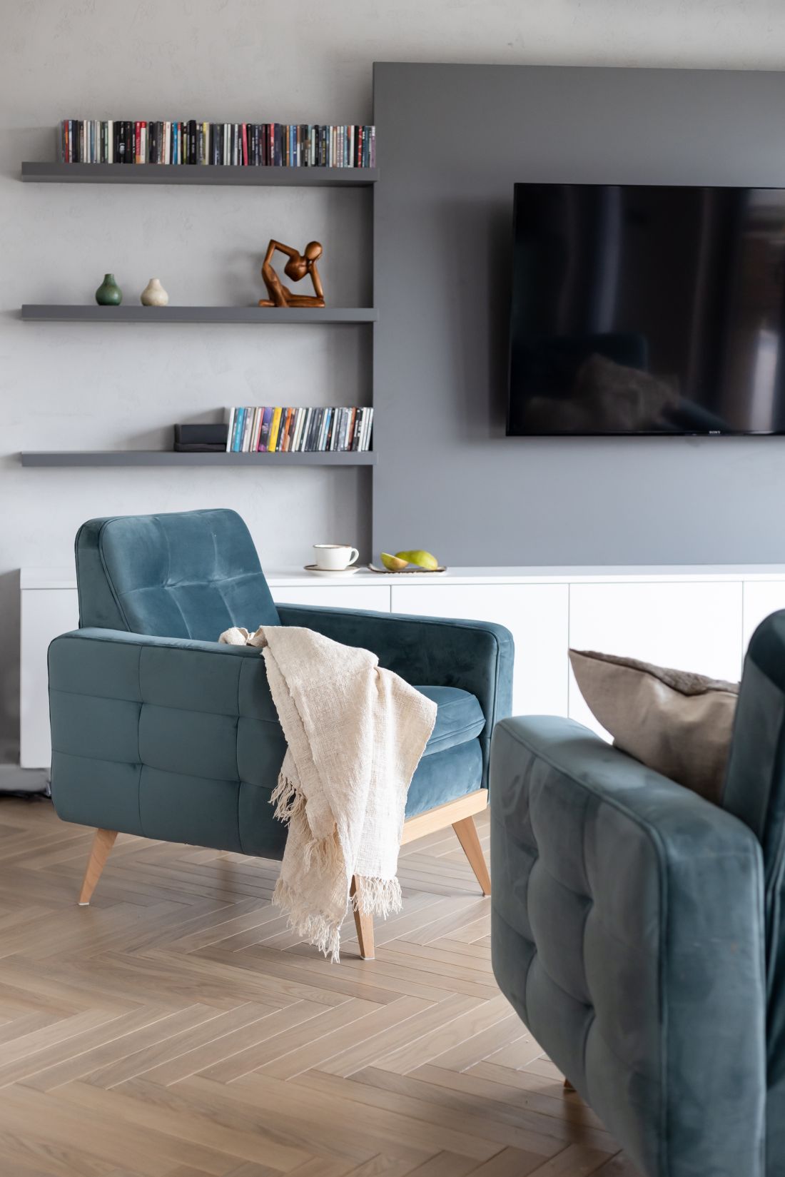 Eukaliptusowa sofa była inspiracją dla reszty wnętrza