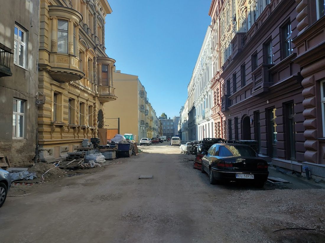 Ulica Włókiennicza, zabudowa pierzejowa i przestrzeń publiczna przebudowana w ramach realizacji zmian w obszarze 1 Projektu Rewitalizacji Obszarowej Centrum Łodzi