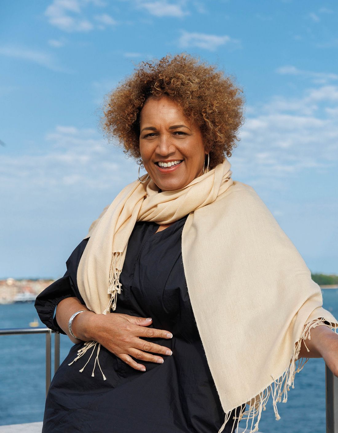 Lesley Lokko - kuratorka tegorocznego Biennale, pochodząca z Ghany i Szkocji architektka, profesorka i pisarka
