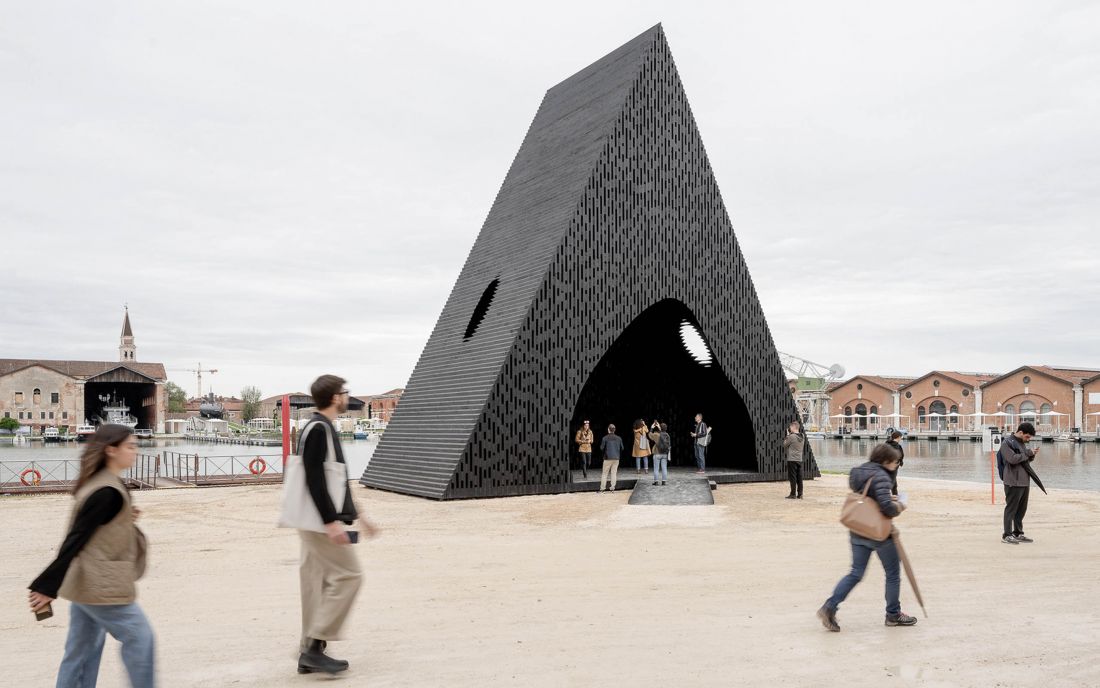 instalacja „Kwaeε” pracowni Adjaye Associates, proj.: Sir David Adjaye