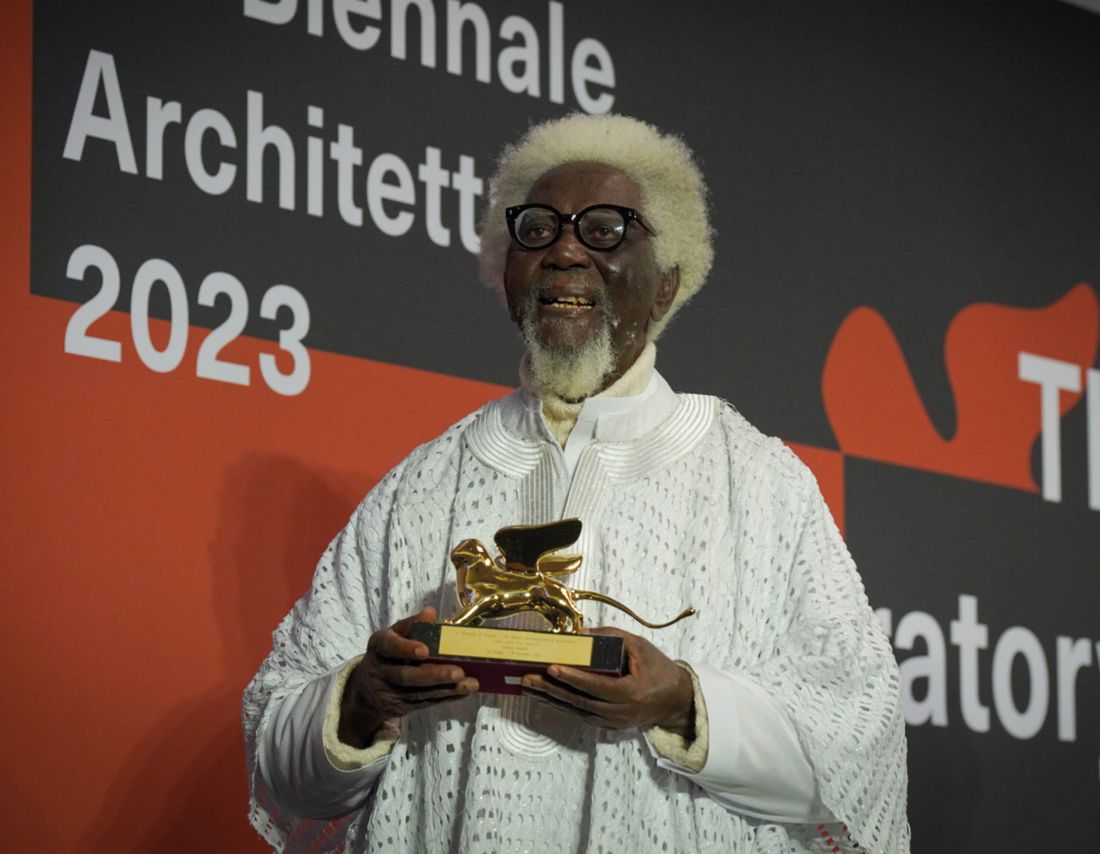 Złoty Lew za całokształt otrzymał pochodzący z Nigerii artysta i architekt Demas Nwoko 