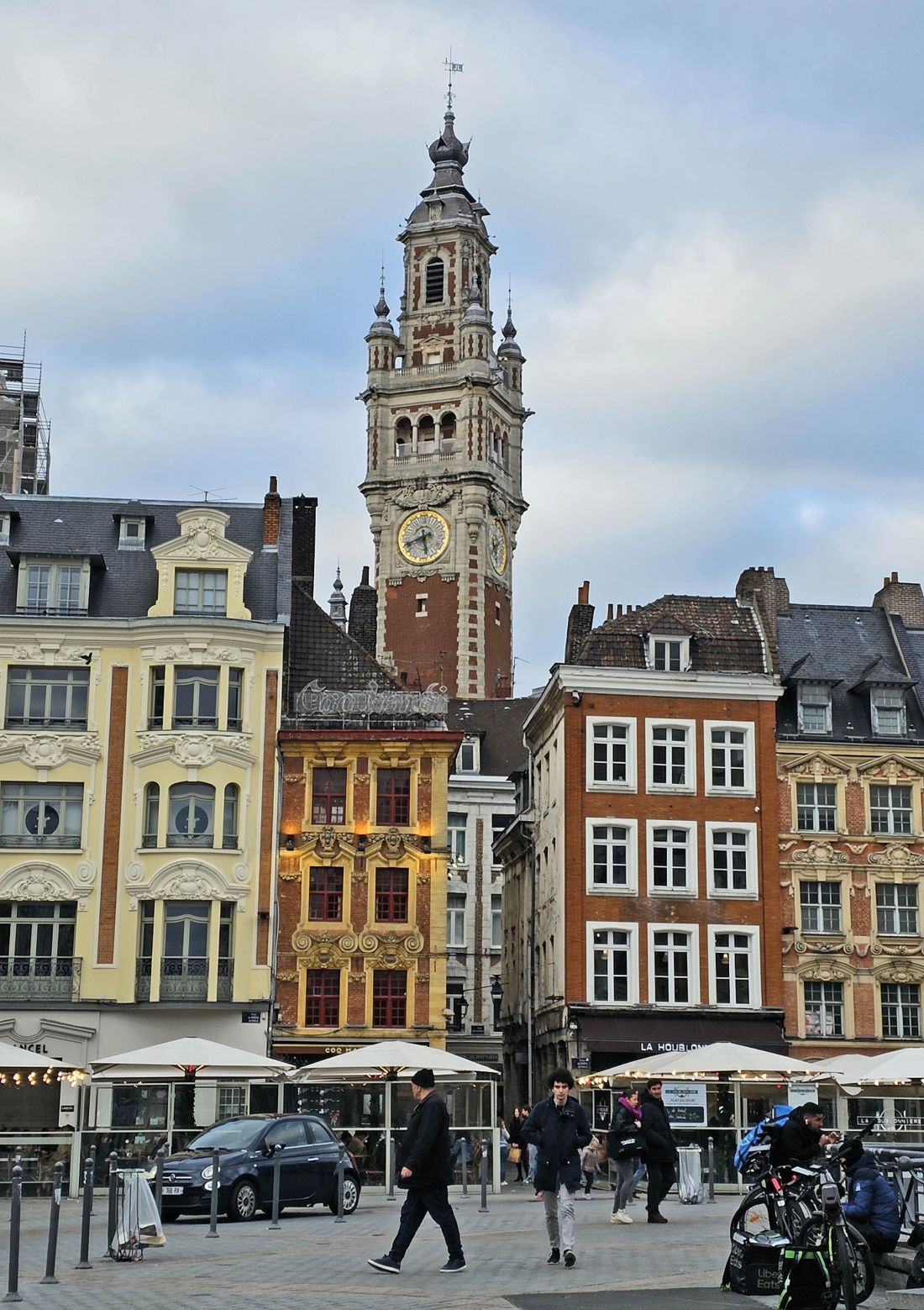 architektura najlepiej sprzedaje klimat Lille; kamienice są jak estetyczne bomby witaminowe