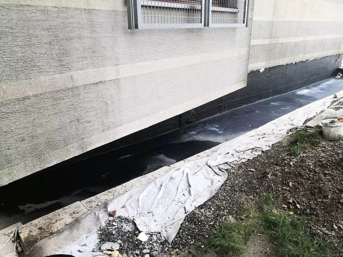 Hydroizolację stosuje się na fundamentach, ścianach zewnętrznych i wewnętrznych, dachach, tarasach, balkonach, basenach i podłogach