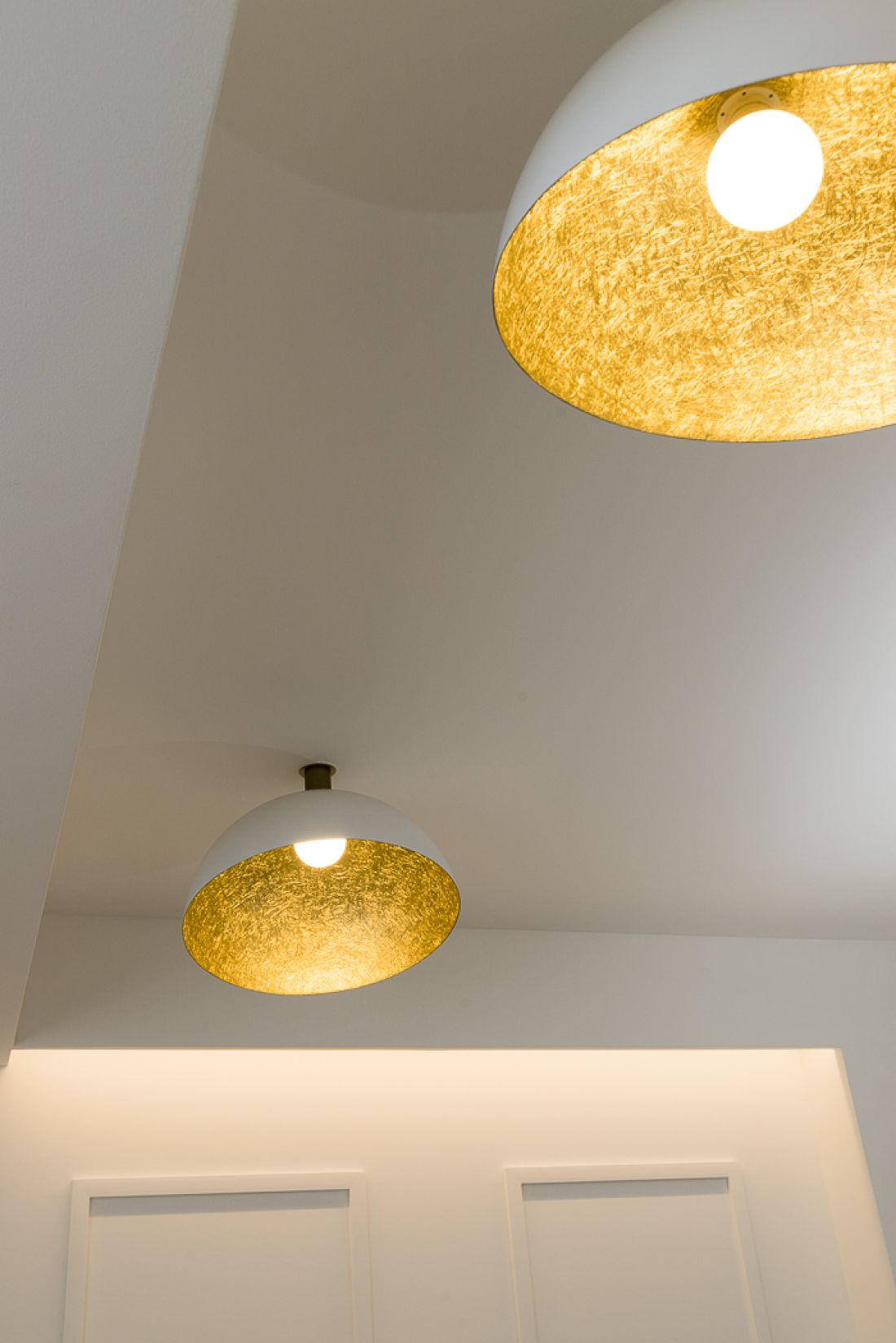 Złote wnętrze lamp dodaje aranżacji nutkę elegancji