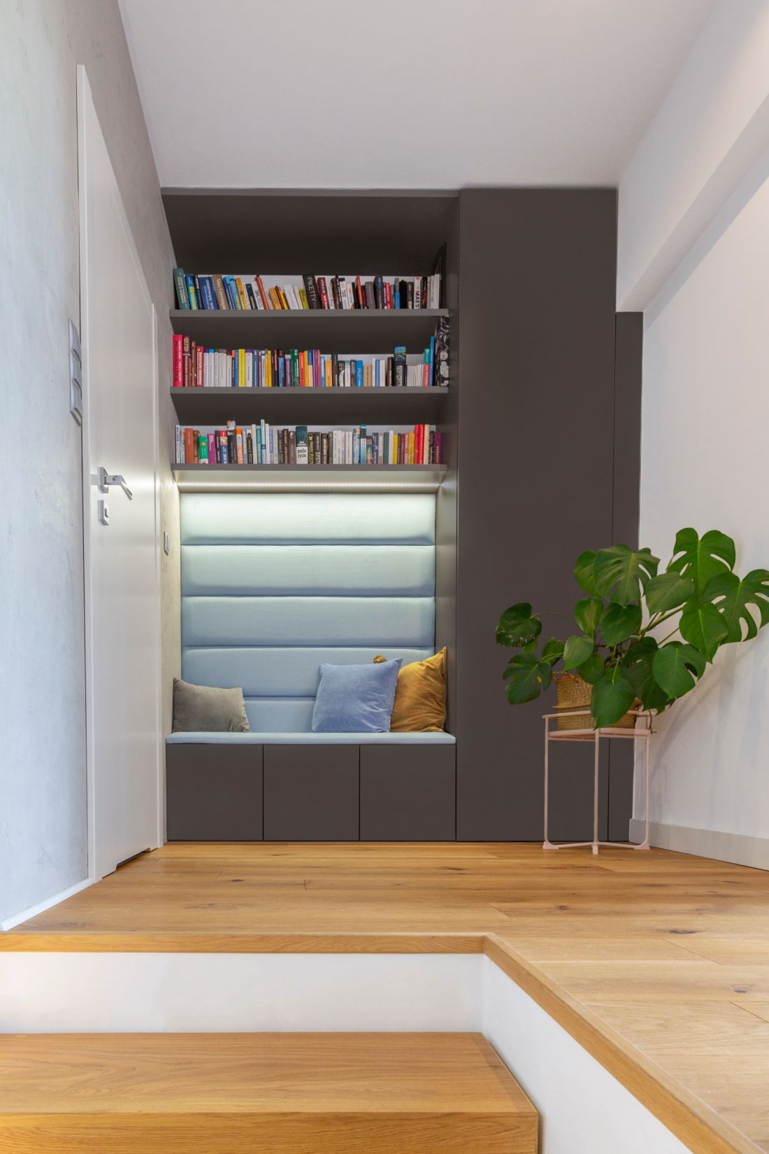 Miejsce pod schodami to świetna przestrzeń na biblioteczkę