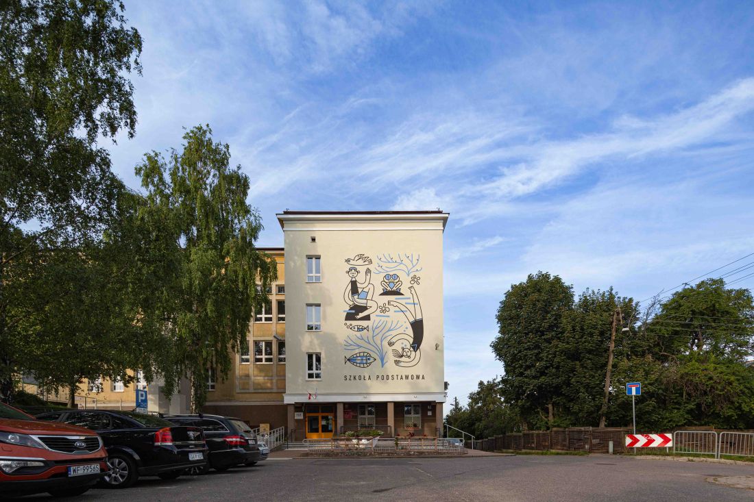  mural został zrealizowany przez Traffic Design na ścianie Zespołu Szkół numer 6 w Gdyni. 