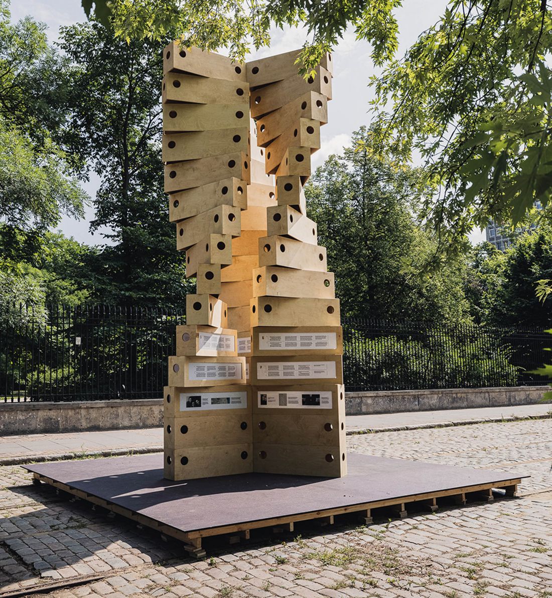 instalacja Benches w ramach serii Taburete Towers, Warszawa