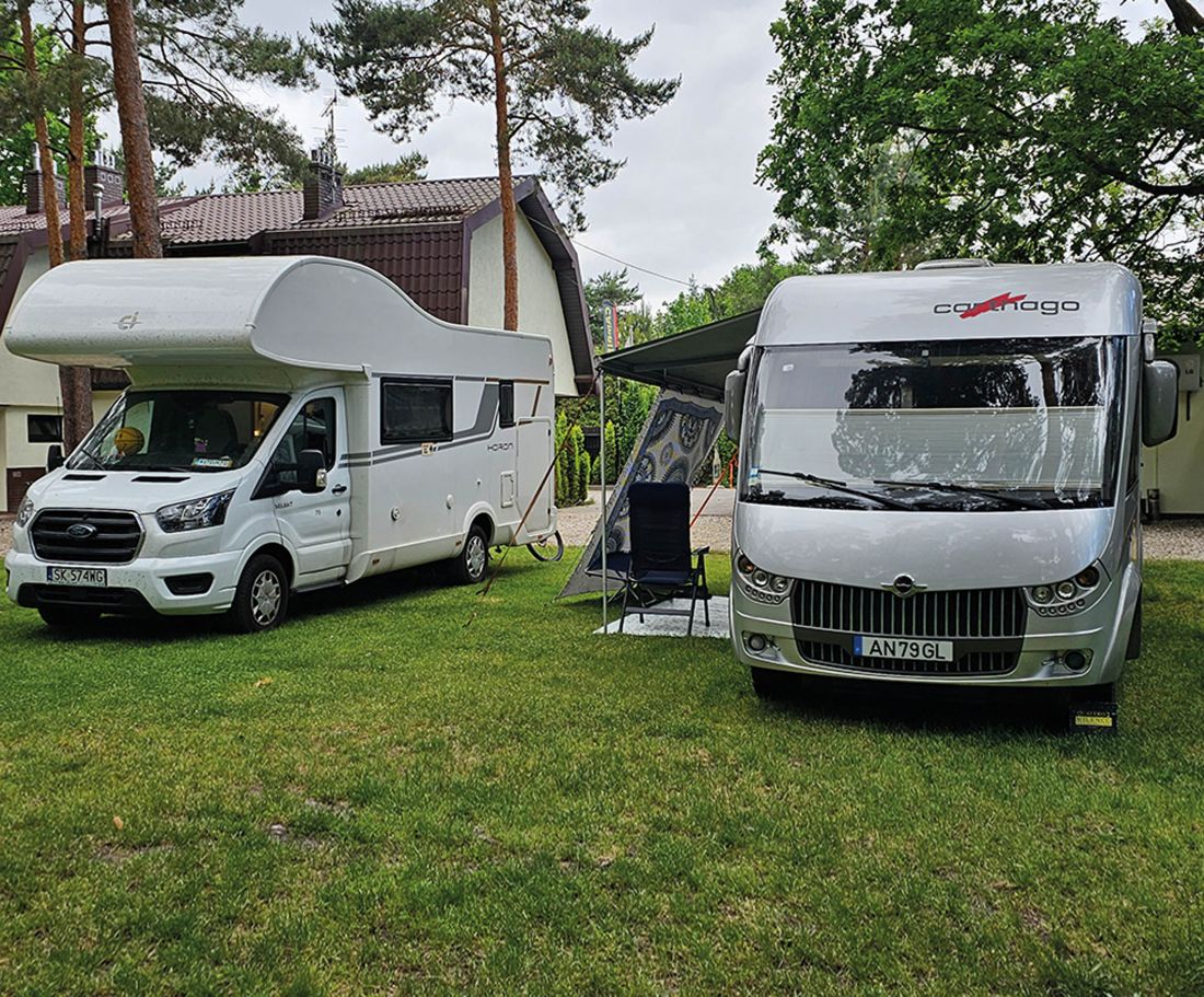 jest wiele możliwości: campervan to auto mogące uchodzić za zwykłego vana - co w praktyce często się przydaje i ułatwia podróżowanie