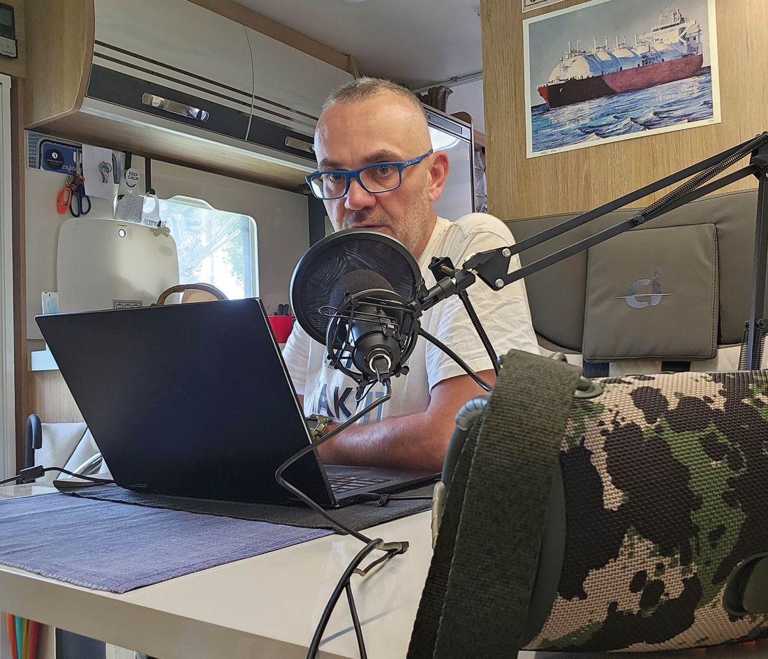 okno na świat: kilka prostych tricków zmienia potencjalnie klaustrofobiczne miejsce w ergonomiczną przestrzeń, która widokowo wygrywa z penthousem za ciężkie miliony