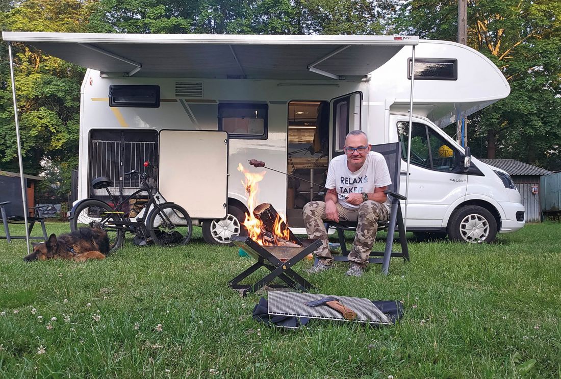 zwykle miesiącami w ogóle nie jem mięsa, ale przy ognisku - przepraszam za wszystko - czasem kiełbaska się zdarzy… z musztardą…