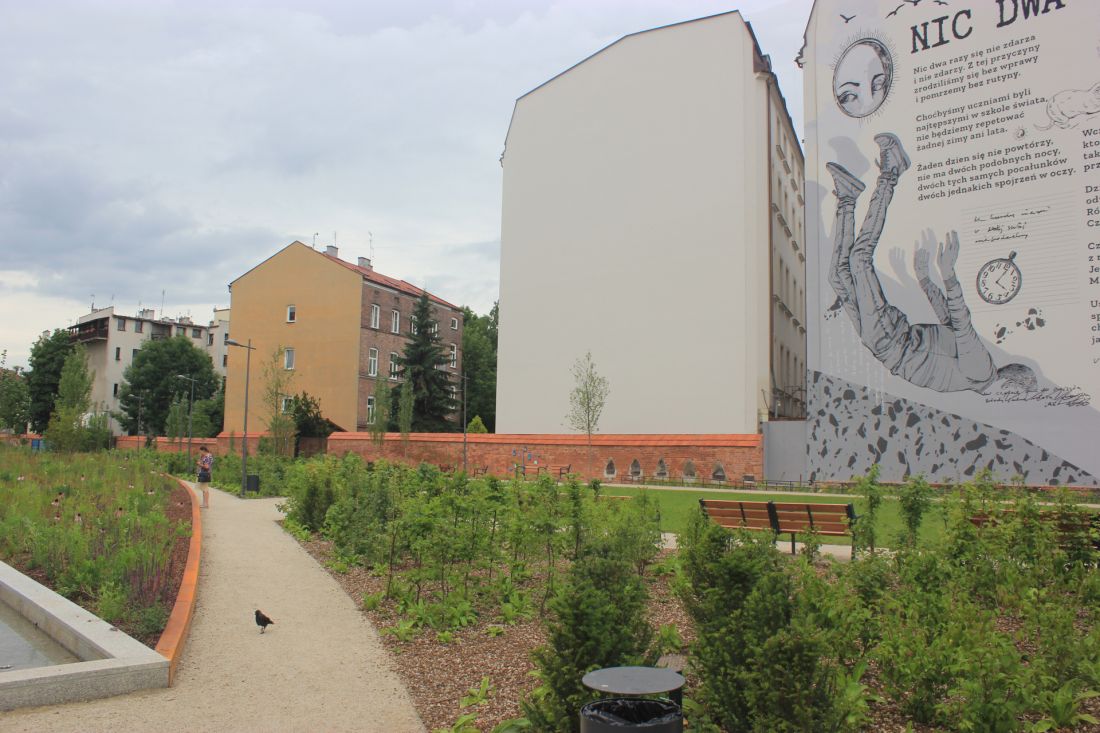 park Szymborskiej z układem stanowi sposób upamiętnienia noblistki, wprowadzanie do niego nowych kontekstów jest niepotrzebne