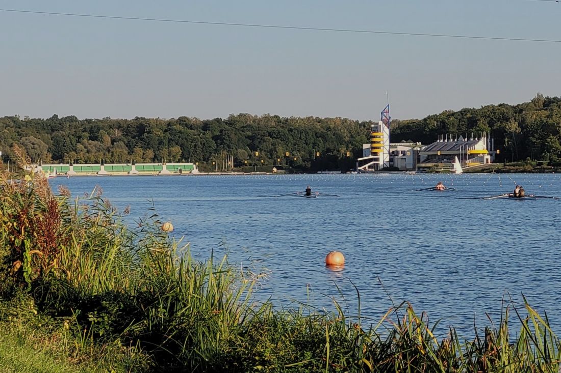 jezioro Maltańskie, Poznań, widok na trybuny, wieżę sędziowską prz mecie toru