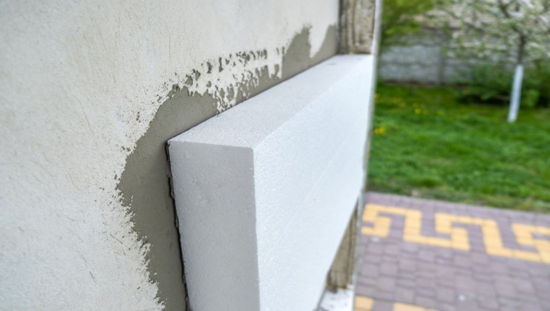 Styropian jest idealny do zastosowań w miejscach narażonych na wilgoć, takich jak piwnice, podłogi, izolacja cokołów czy zielonych dachów 