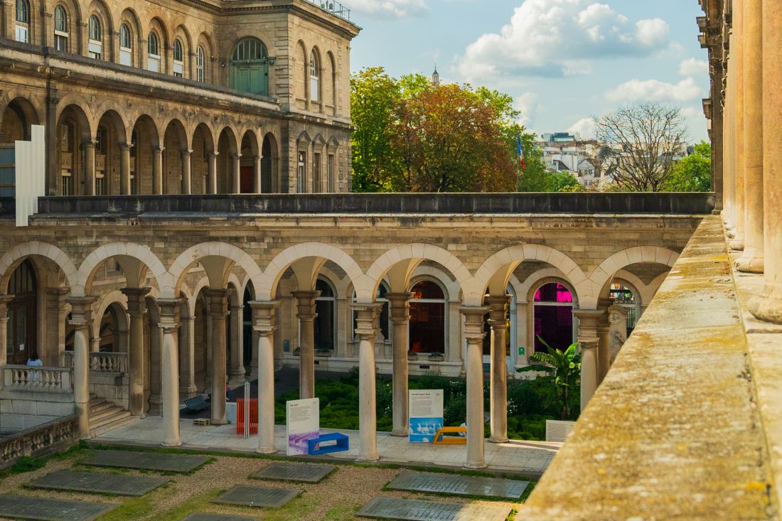 architektura szpitala została podkreślona poprzez umieszczenie na jej tle geometrycznych modułów w żywych, zdecydowanych kolorach
