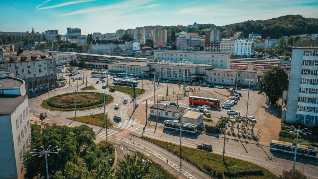 Tak dzisiaj prezentuje się plac Konstytucji w Gdyni