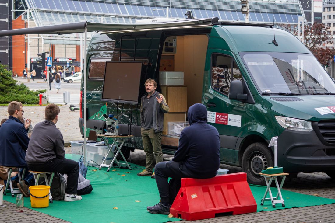 na ulice miasta wyruszył MobiLab, mobilne laboratorium edukacji klimatycznej realizujące założenia programu Code for Green