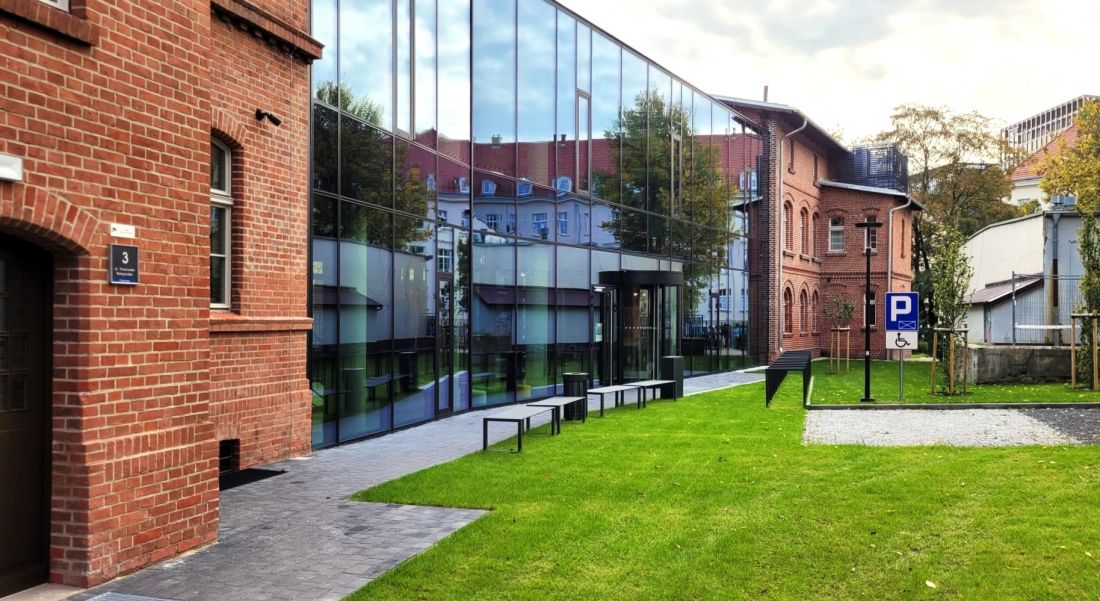 Rozbudowa Wyższej Szkoły Bankowej (WSB Merito) przy ul. Ratajczaka w Poznaniu proj.: Front Architects