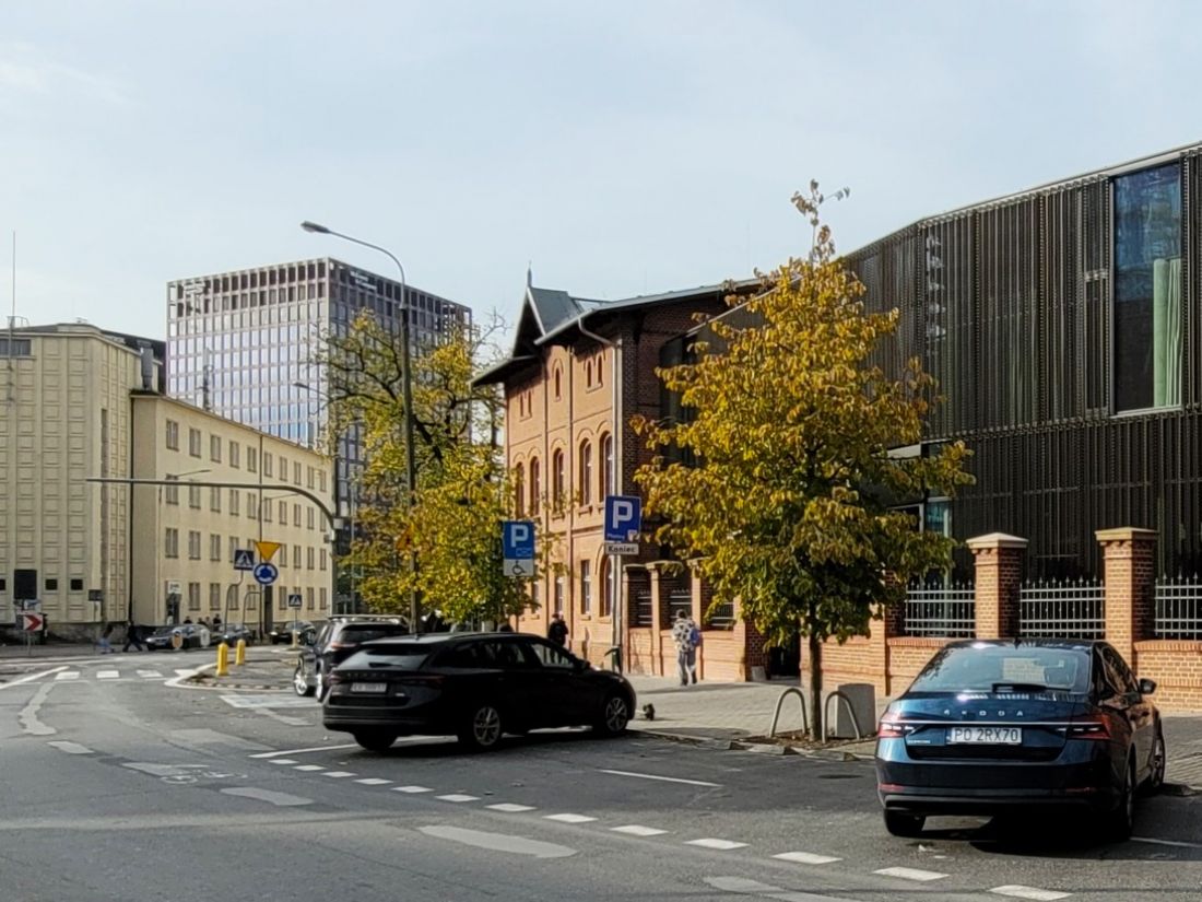 Rozbudowa Wyższej Szkoły Bankowej (WSB Merito) przy ul. Ratajczaka w Poznaniu proj.: Front Architects 