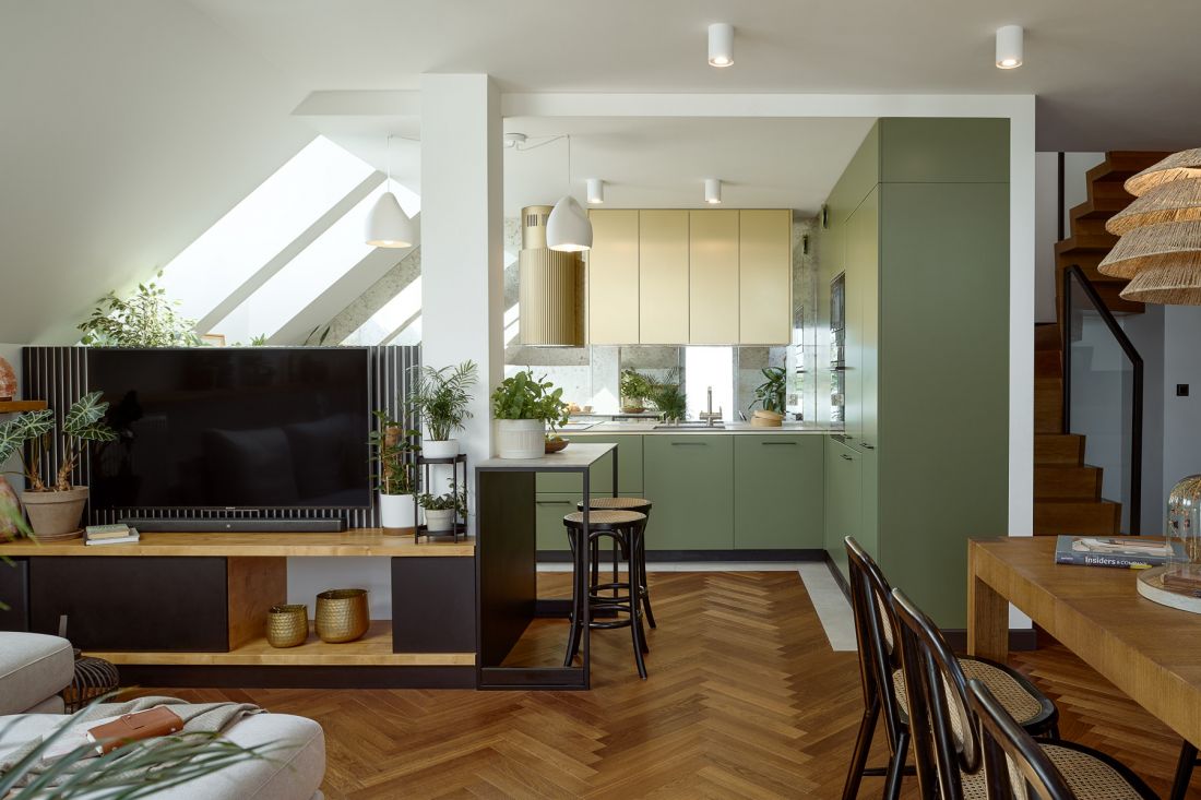 Otulony promieniami słońca. Rodzinny apartament w stylu urban jungle