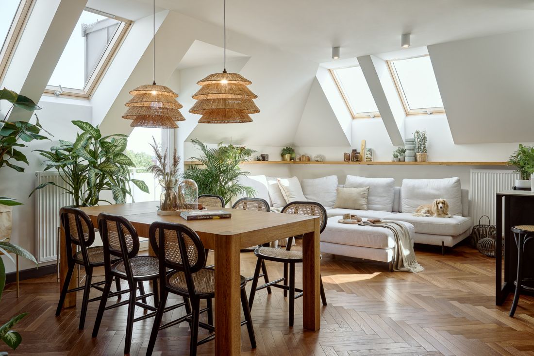 Otulony promieniami słońca. Rodzinny apartament w stylu urban jungle