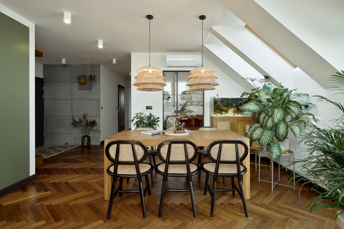 Otulony promieniami słońca. Rodzinny apartament w stylu urban jungle