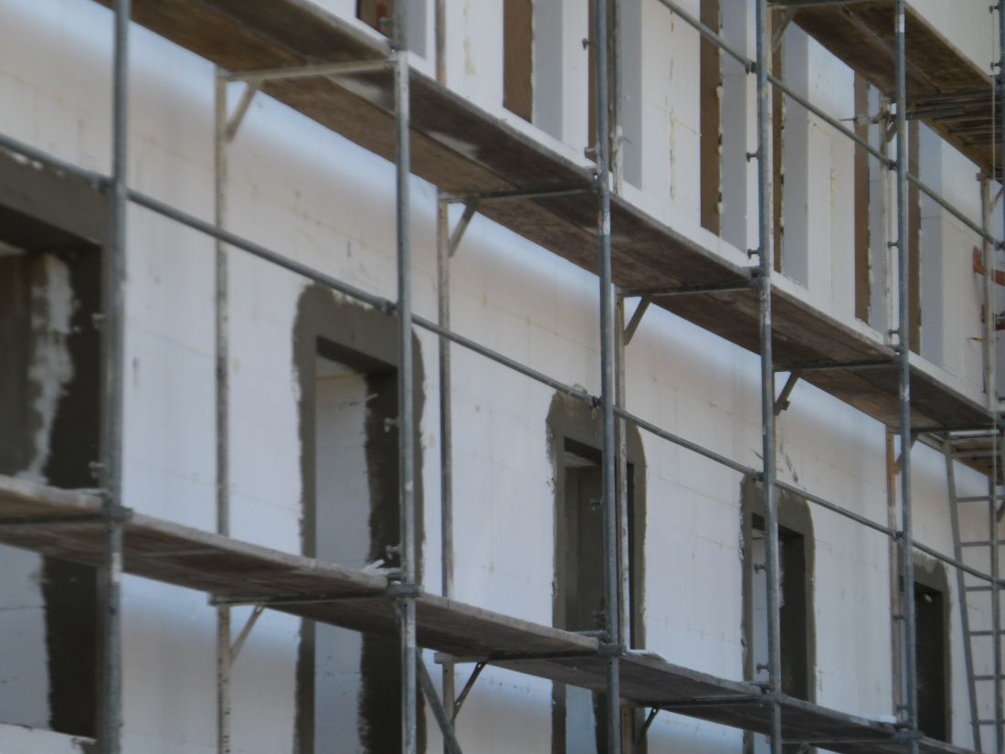 Biały styropian to najpopularniejszy materiał izolacyjny. Jest stosowany wszędzie tam, gdzie niskie koszty wykończenia są priorytetem. Dzięki grubej warstwie izolacyjnej biały styropian skutecznie zatrzymuje ciepło w budynku