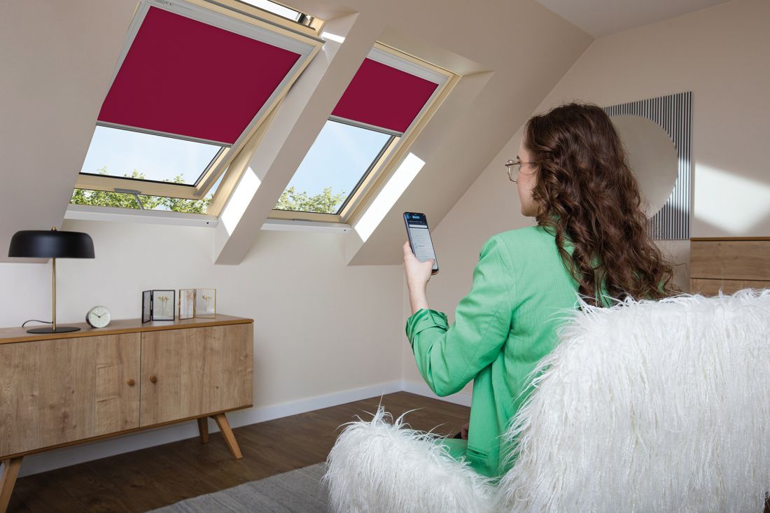 Rolety FAKRO dostępne są w kolorze roku Instytutu Panotne 2023 – viva magenta