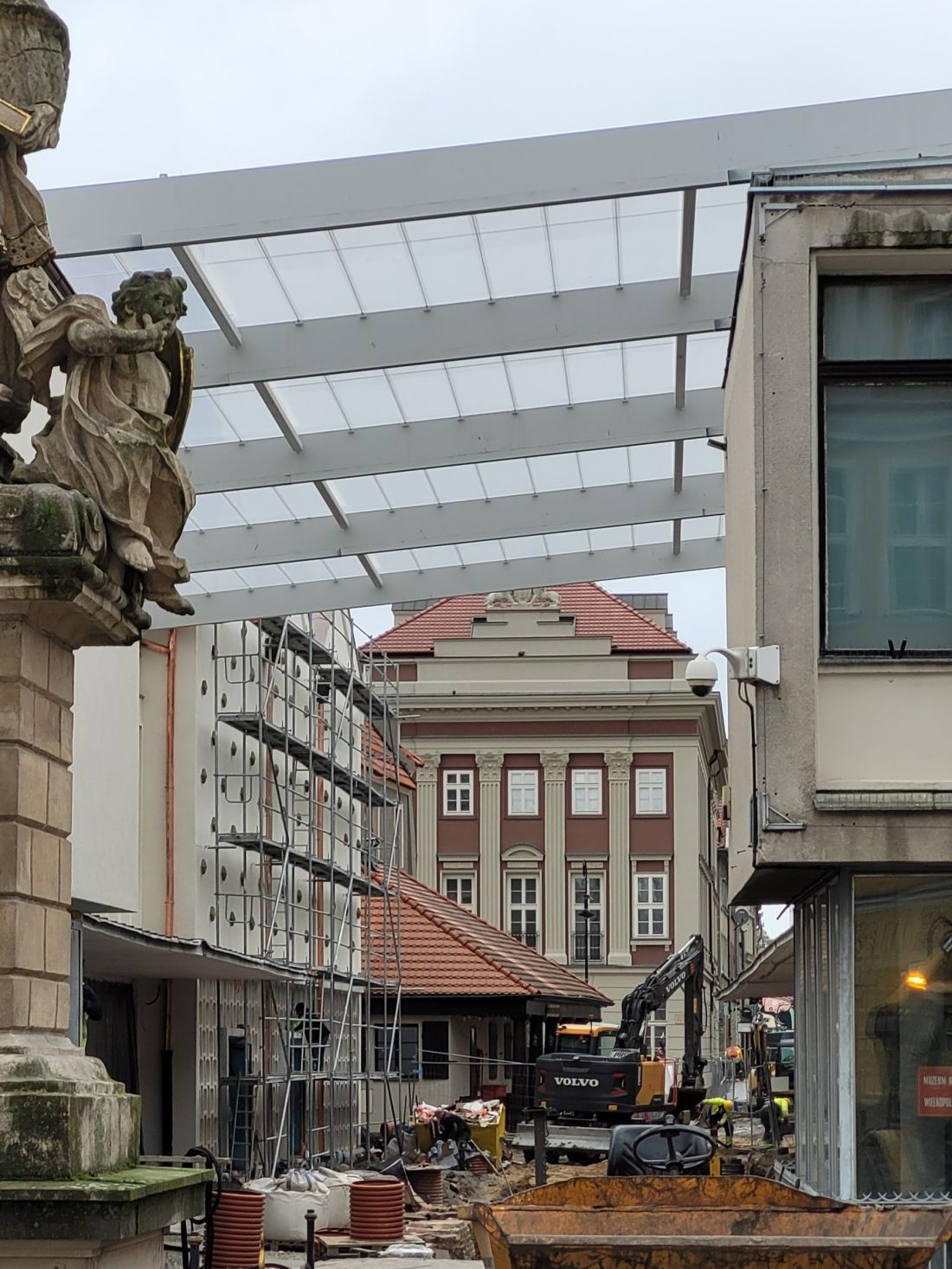 Zadaszenie nad pasażem przy Galerii Arsenał na Starym Rynku w Poznaniu