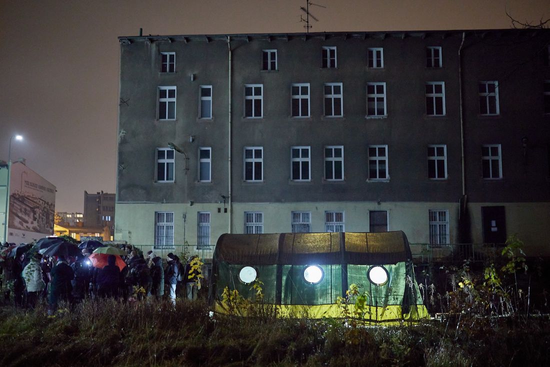 Namiot z „Unieobecnieniem” Martyny Jarzębskiej