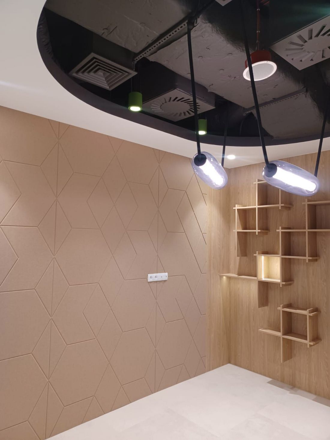 Akustyczna ścianka z geometrycznym wzorem