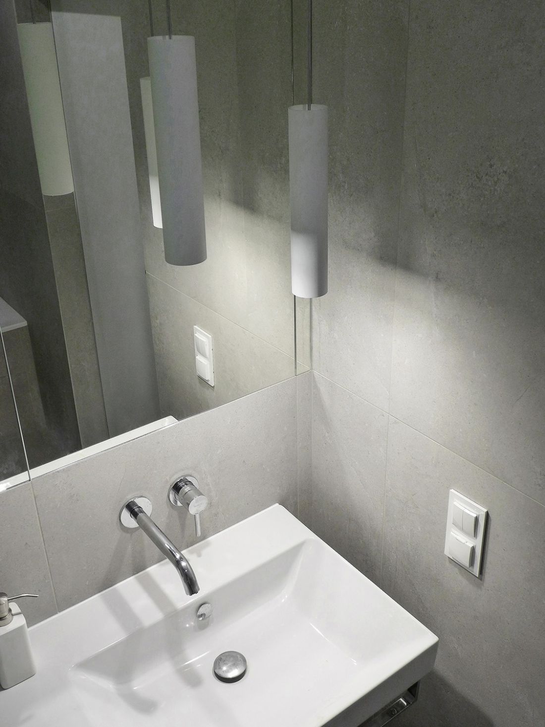 Odbijające się w lustrze lampy tworzą ciekawy efekt wizualny