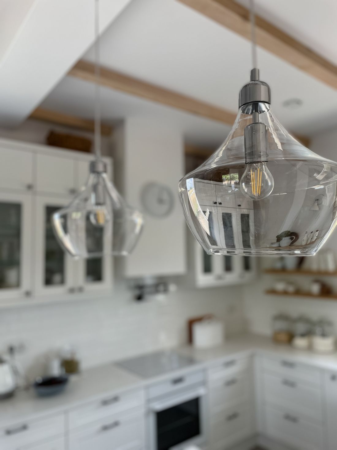 Nad wyspą wiszą dwie zdobne lampy