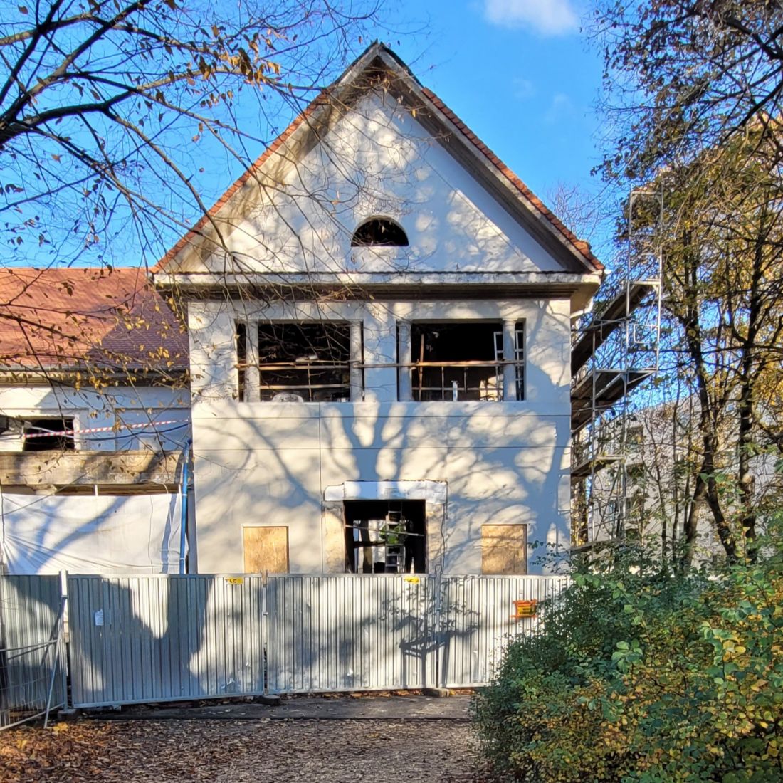 Betonhaus obok 