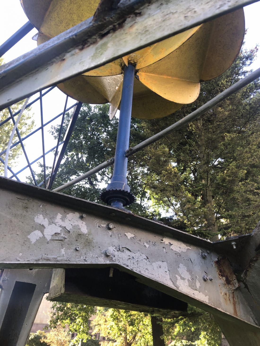  Części mechanizmu obracającego niegdyś konstrukcję