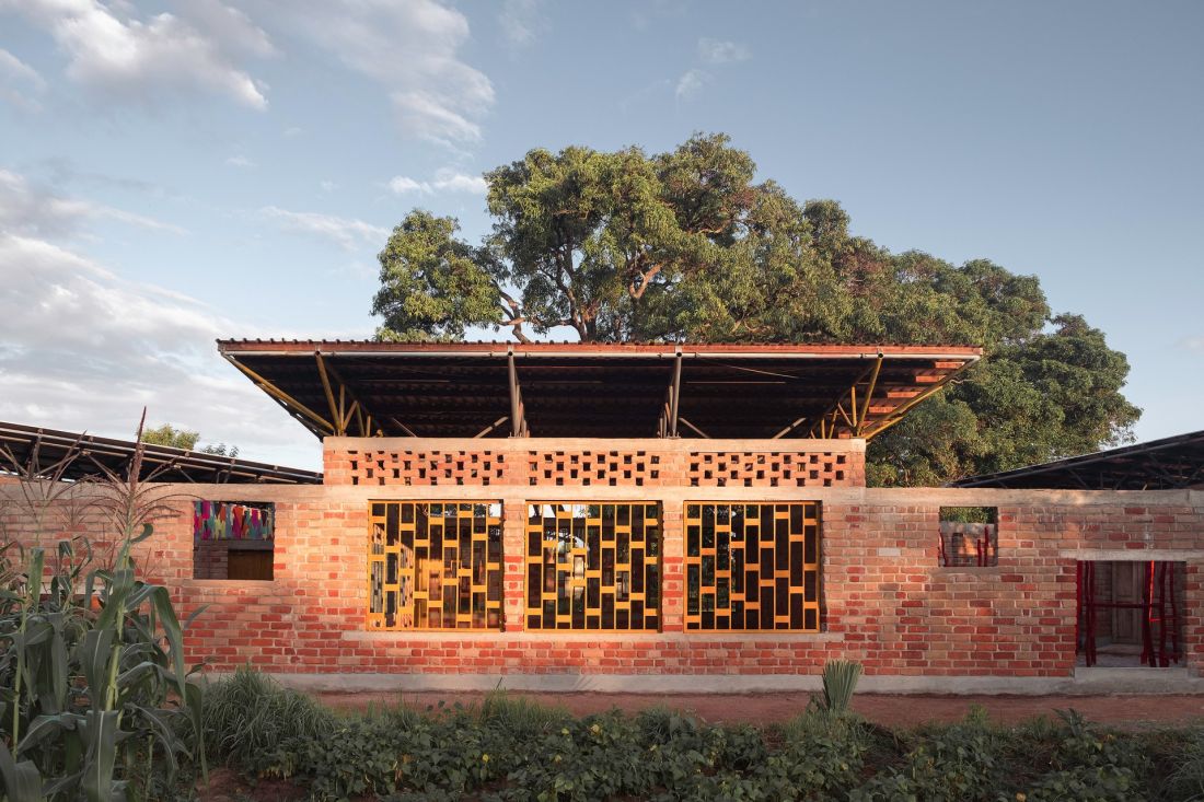 Szkoła Fundacji WAYAir w obozie uchodźczym Ulyankulu w Tanzanii; proj.: Iwo Borkowicz, Adam Siemaszkiewicz (JEJU.studio), Łukasz Rawecki (Arh+)