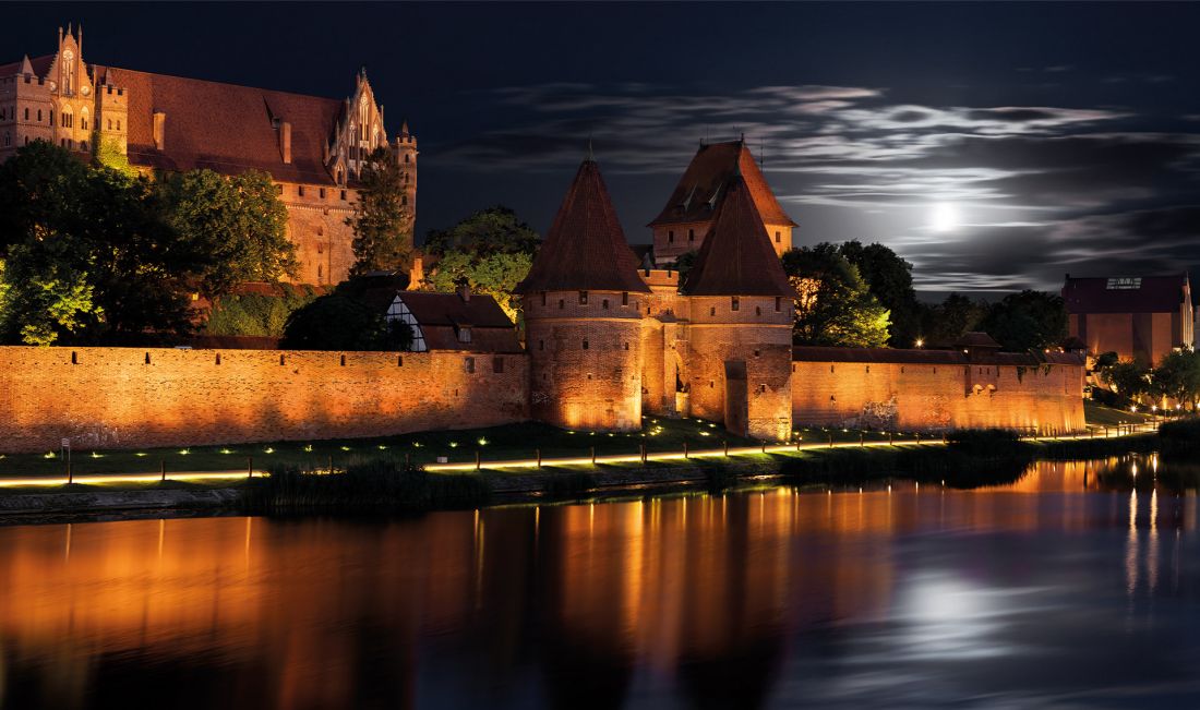 Iluminacja murów Zamku w Malborku oraz strefa bulwaru nad rzeką Nogat