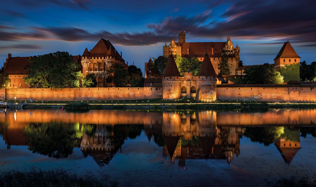 Iluminacja murów Zamku w Malborku oraz strefa bulwaru nad rzeką Nogat