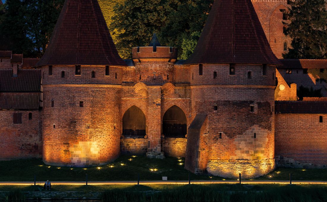 Iluminacja murów Zamku w Malborku oraz strefa bulwaru nad rzeką Nogat