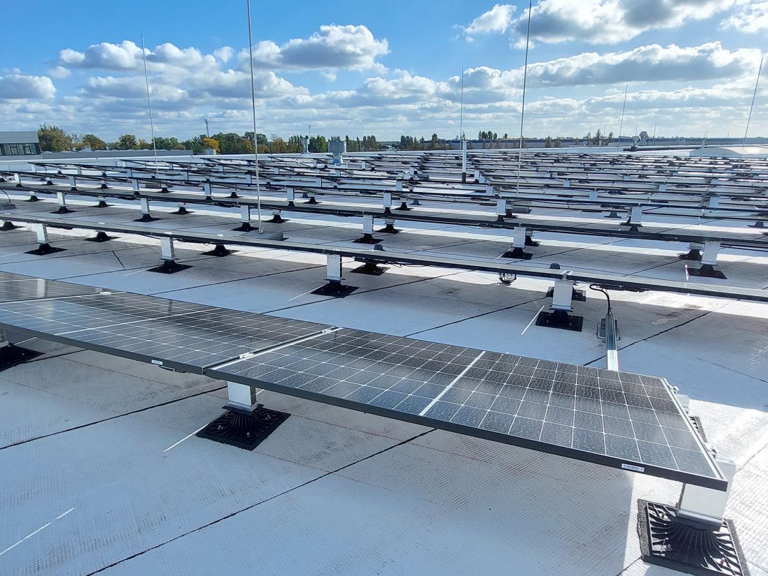 Budynek magazynowo produkcyjny SOPREMA zastosowany system Cool Roof oraz wsporniki od SOPREMA