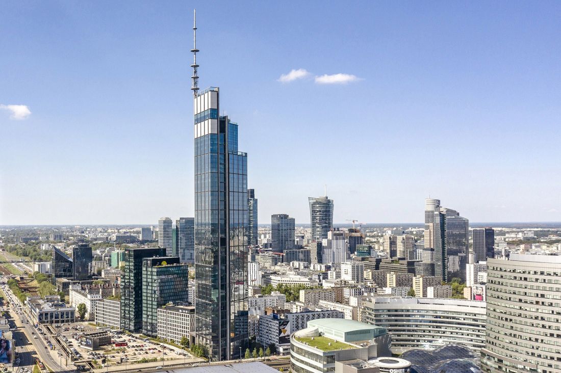 Żaluzje zewnętrzne montowane w środku biurowca VARSO Tower