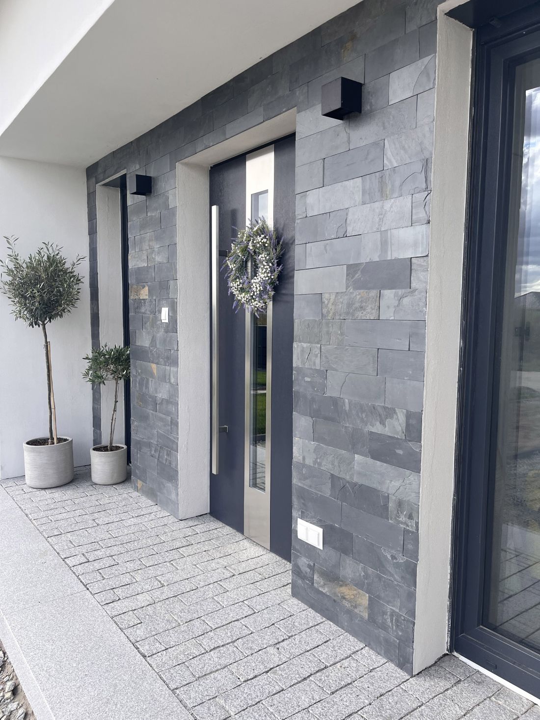 Płytki: Łupek Black Slate naturalny Kostka granitowa: G603 New Bianco Cristal płomieniowana