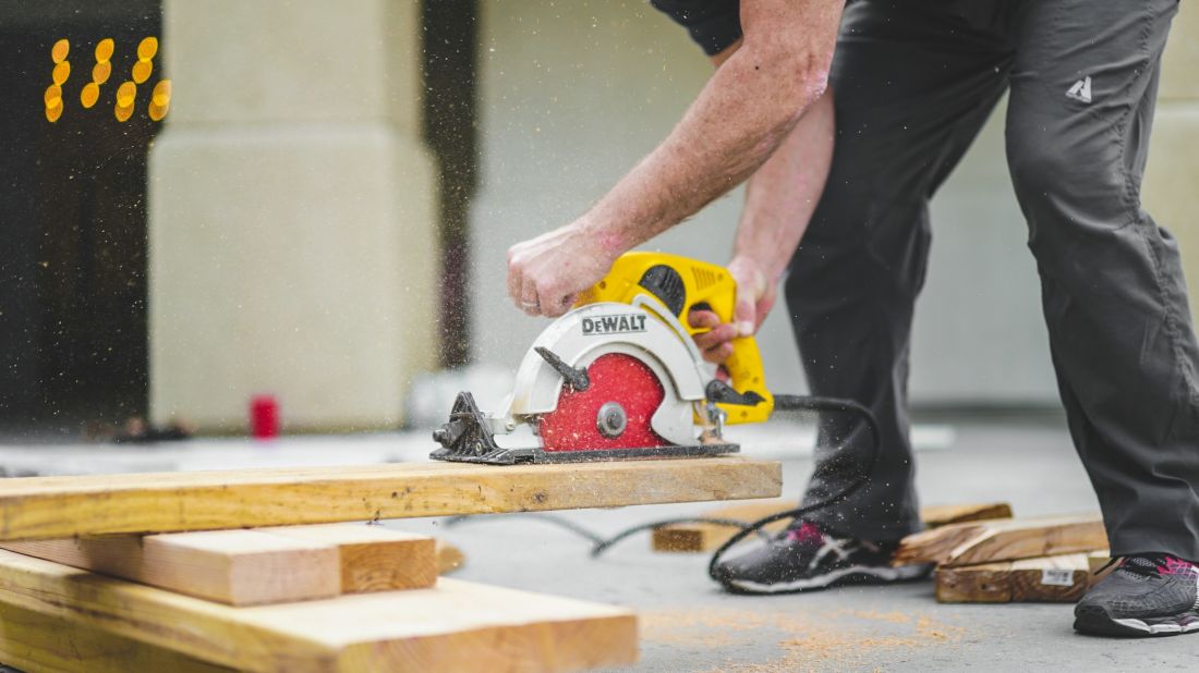 Każdy element tradycyjnej więźby dachowej wykonywany jest ręcznie przy użyciu narzędzi ciesielskich. Wzniesienie całej konstrukcji dachu może potrwać nawet kilka tygodni