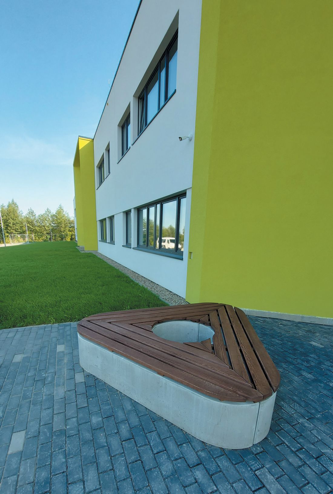 Betonowa ławka z siedziskiem drewnianym GAAG – Szkoła Ławka z betonu architektonicznego GAAG – przestrzeń miejska Podstawowa w Środzie Śląskiej