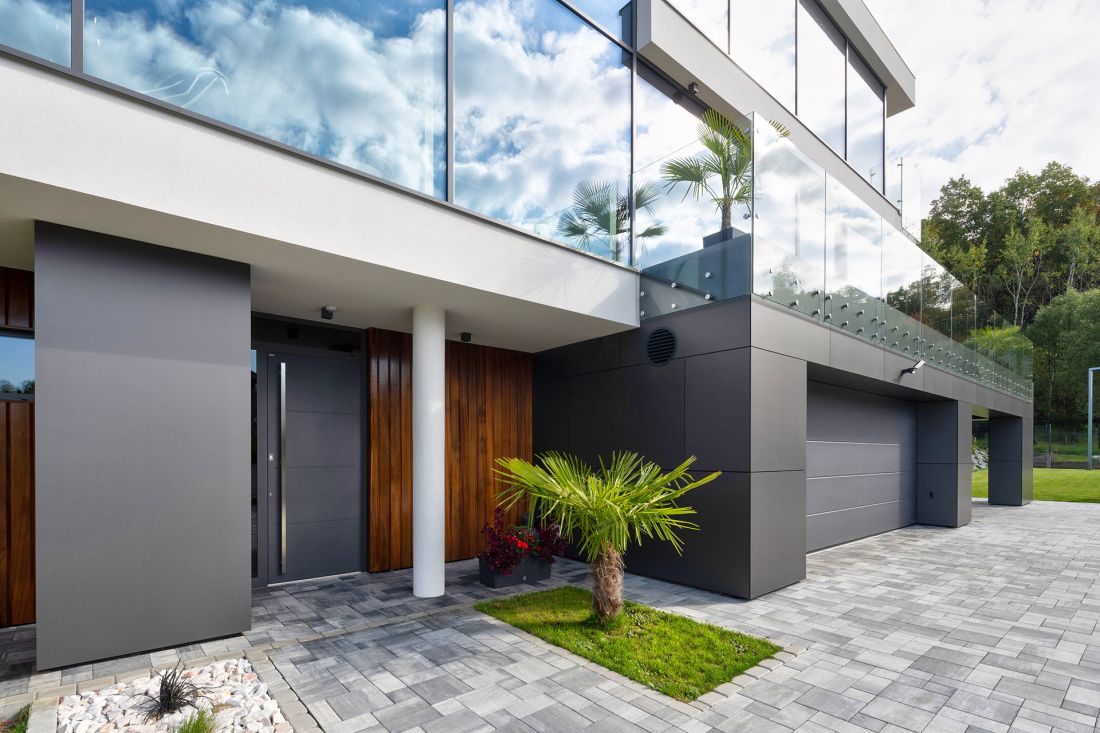 Aluminiowe drzwi CREO 311 HI Modern Graphite z naświetlem i doświetlem bocznym w duecie z bramą garażową UniTherm