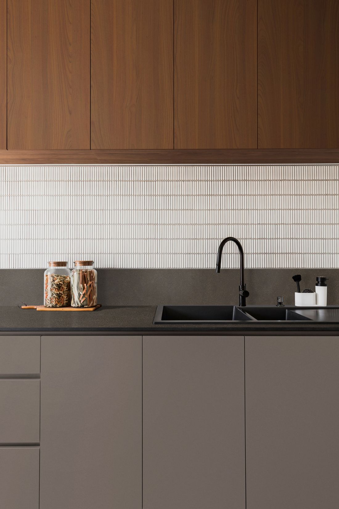 Produkty użyte w aranżacji: Blat DUROPAL COMPACT F76146 XP Terrazzo Brązowe
