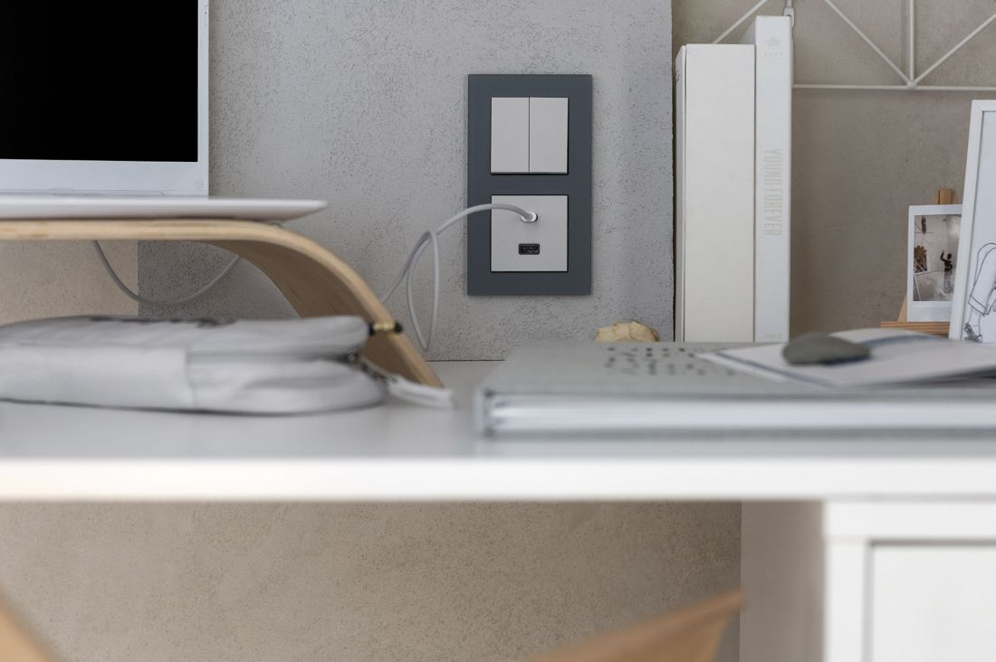 Łącznik podwójny oraz ładowarka USB typu C+A (Simon 55 Nature - ramka szkło mrożone szare)