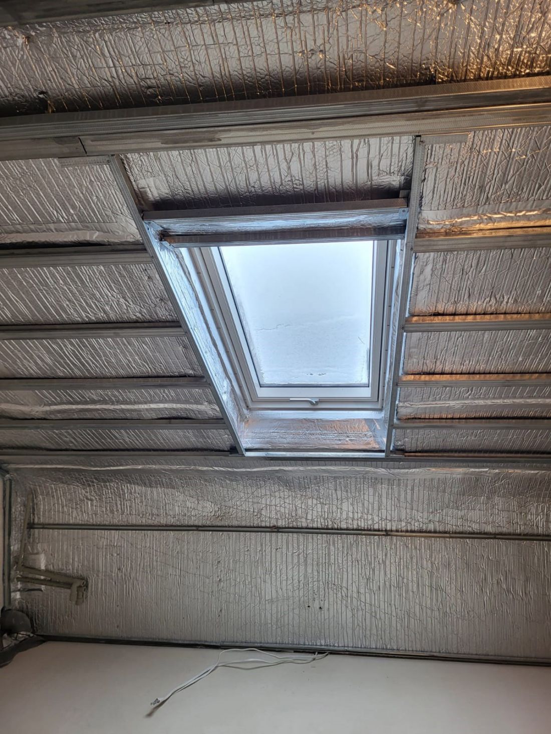 Izolacja okna połaciowego w Nadarzynie materiałem Aluthermo® QUATTRO