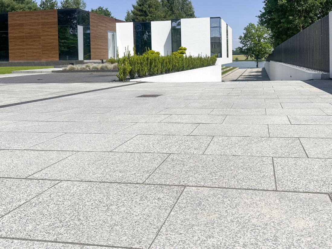 Płyty chodnikowe z granitu strzegomskiego