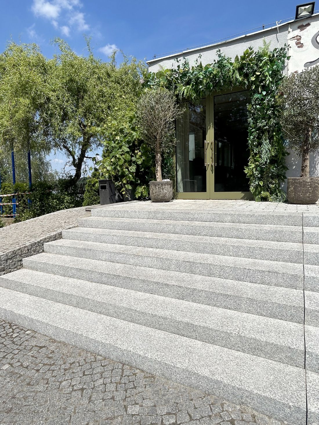 Wejście do restauracji ze stopni blokowych granitowych