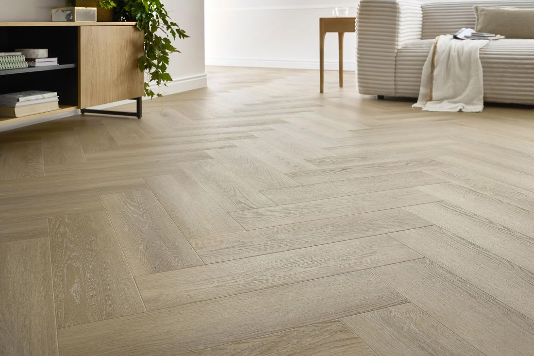 Herringbone Dryback to kolekcja stabilna wymiarowo i wyjątkowo odporna na uderzenia. Składa się z czternastu wyjątkowych kolorów